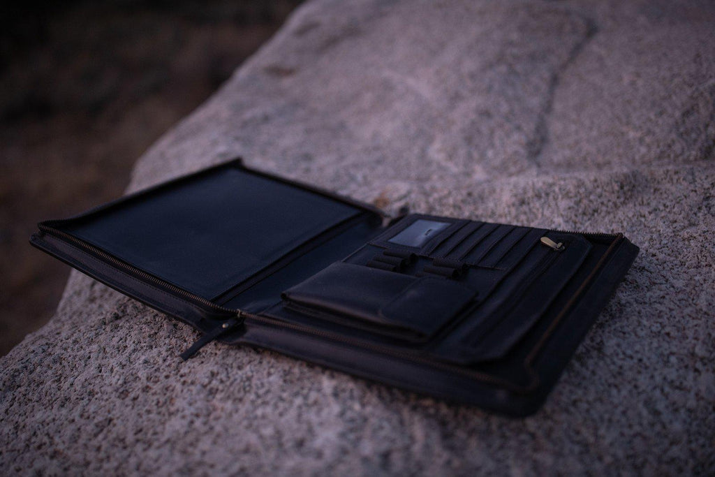 可愛いクリスマスツリーやギフトが！ Leather Nomad Portfolio Leather Kodiak – iPhoneアクセサリー