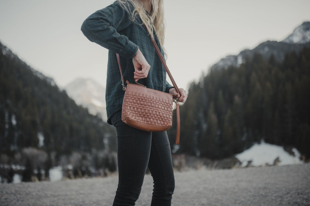 BATES ベイツ 牛革 キルティングボディバッグ Crossbody Koyuk Purse – Kodiak Leather